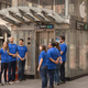 Imagen para el artículo titulado Disfrazan de Apple Store un ascensor de entrada al metro y ponen a 50 personas haciendo cola para el iPhone X